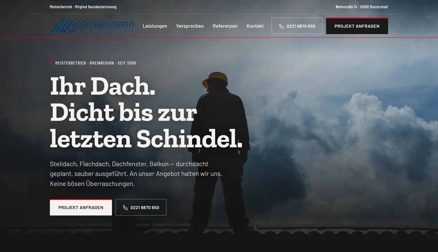 Startseite einer Dachdecker-Website: Dachdecker vor dramatischem Wolkenhimmel, Überschrift „Ihr Dach. Dicht bis zur letzten Schindel.", Telefonnummer im Kopf und Buttons „Projekt anfragen" und Anruf.