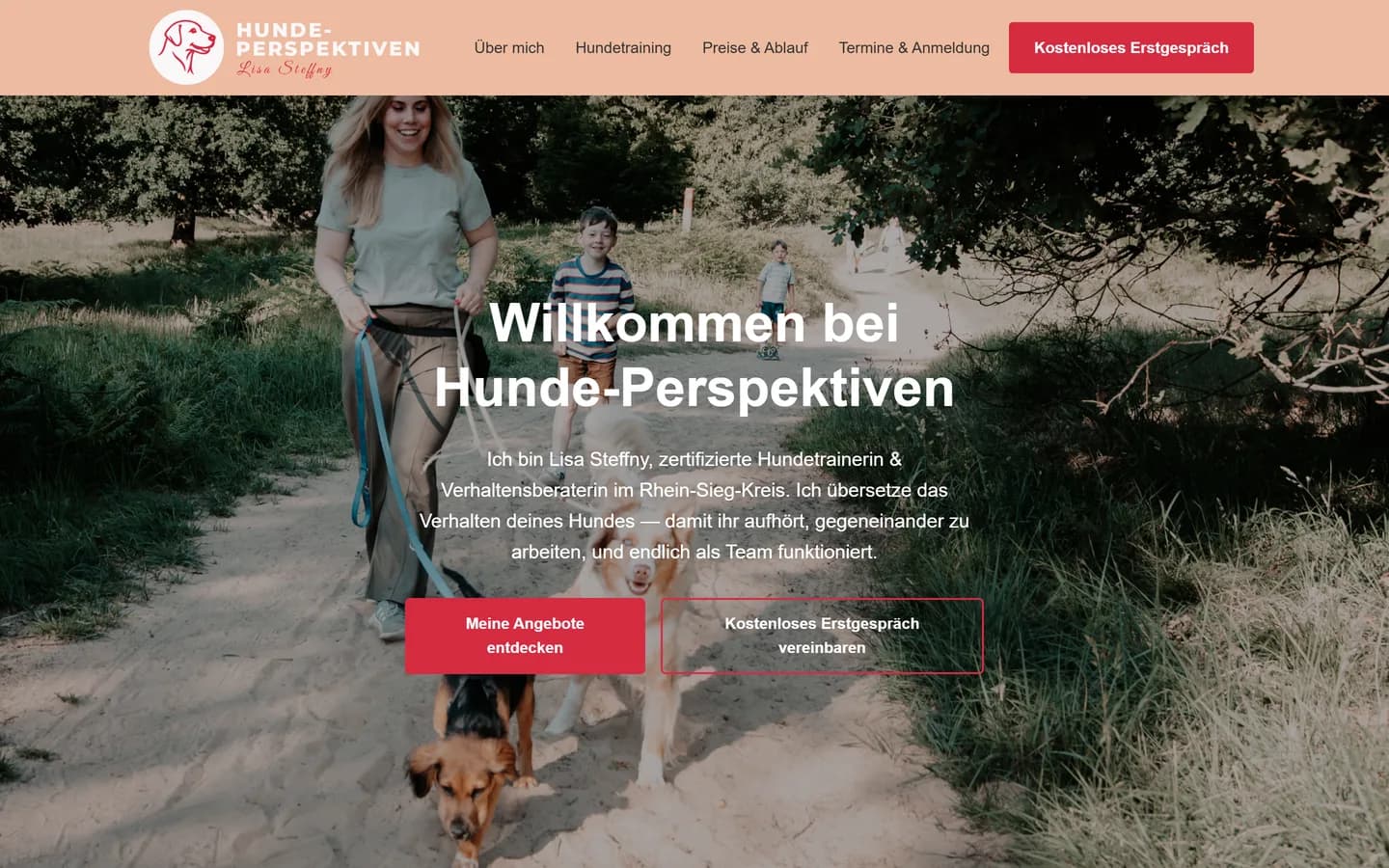 Startseite der Hundetrainer-Website Hunde-Perspektiven: Foto der Trainerin mit zwei Hunden auf einem Waldweg, Text „zertifizierte Hundetrainerin & Verhaltensberaterin im Rhein-Sieg-Kreis" und zwei Buttons, darunter „Kostenloses Erstgespräch vereinbaren".