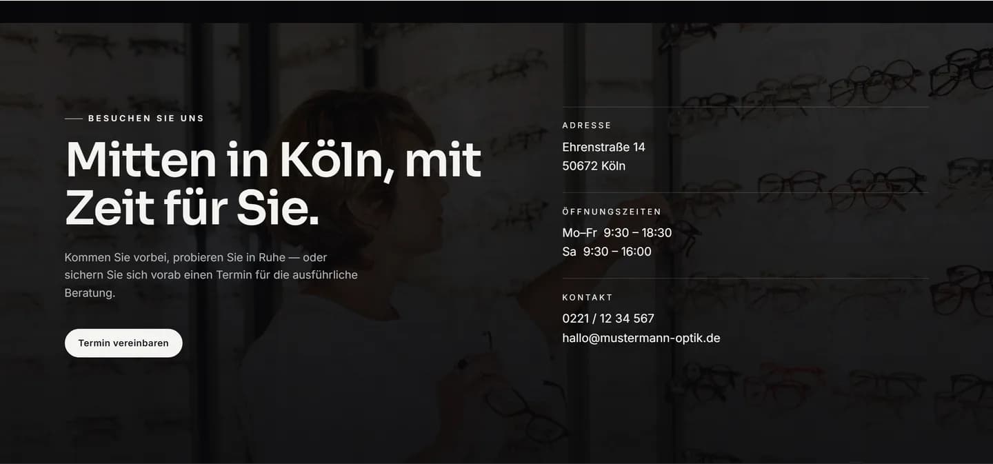 Kontaktbereich einer Optiker-Website: Überschrift „Mitten in Köln, mit Zeit für Sie.", daneben Adresse, Öffnungszeiten, Telefonnummer und E-Mail sowie ein Button „Termin vereinbaren".