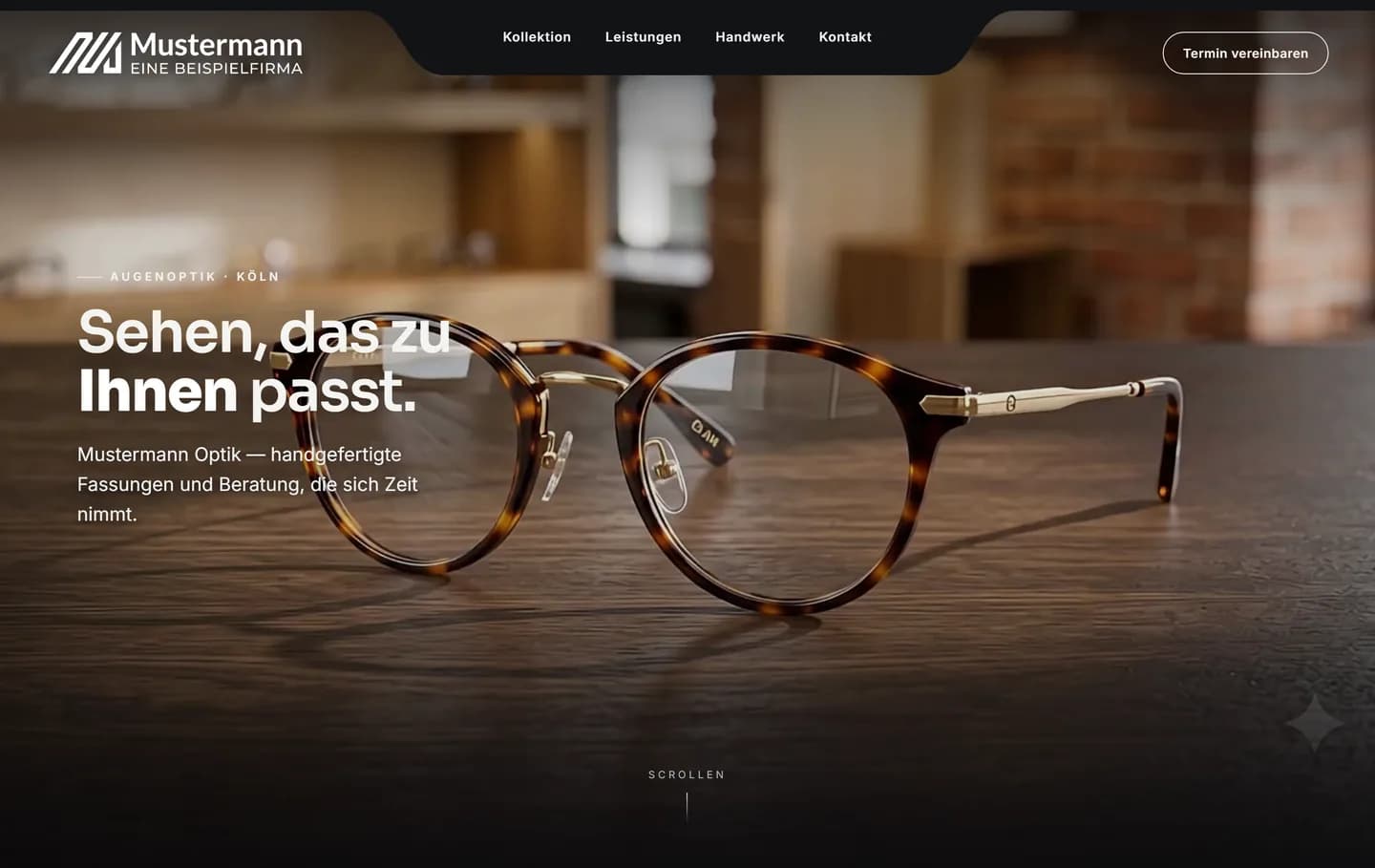 Startseite einer Optiker-Website: großformatiges Foto einer handgefertigten Brillenfassung auf Holz, darüber die Zeile „Augenoptik · Köln", die Überschrift „Sehen, das zu Ihnen passt." und oben rechts ein Button „Termin vereinbaren".